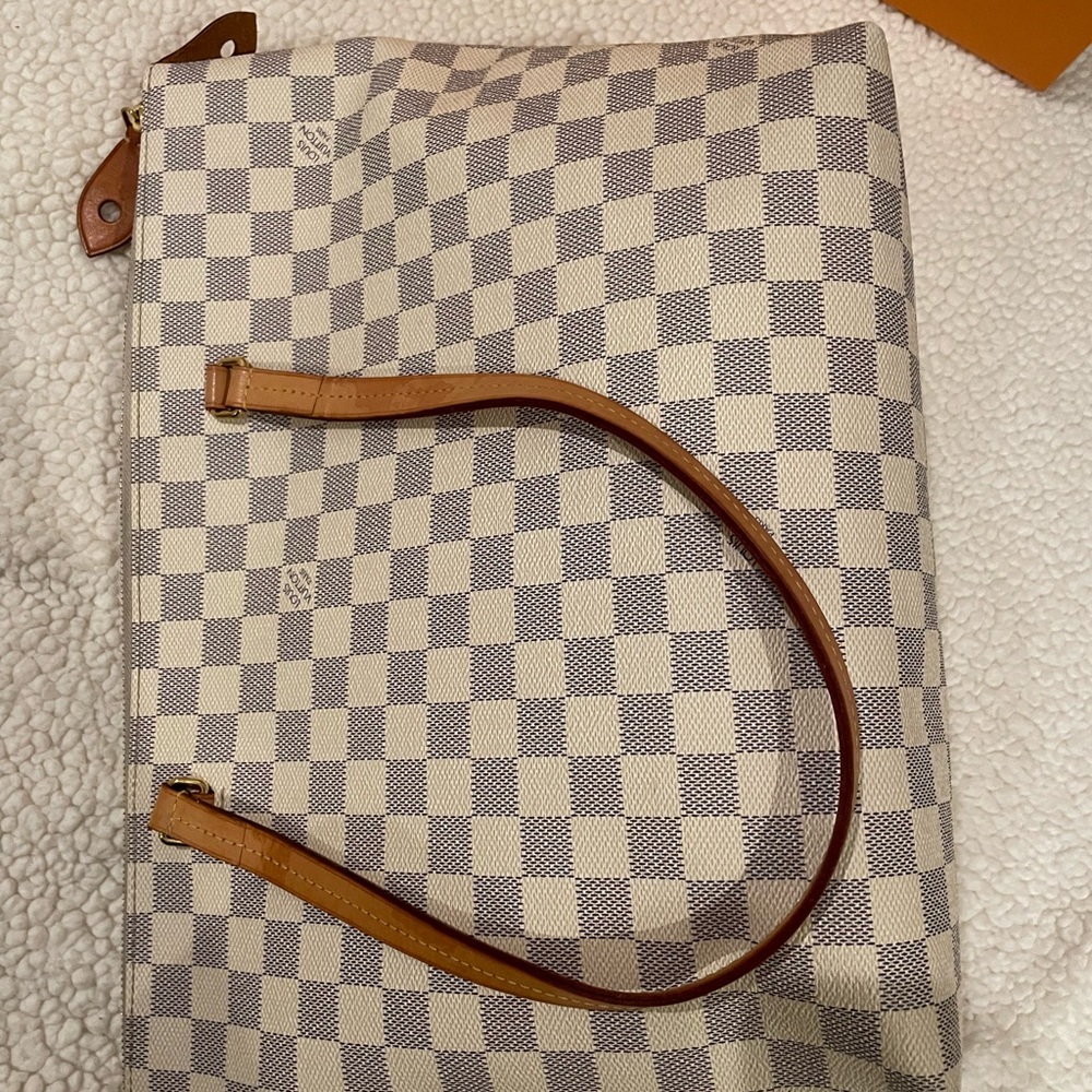 Louis Vuitton Iena MM in Damier Azur - Picture 7 of 15